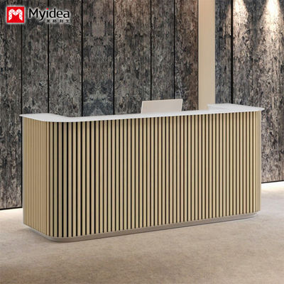 kaufen Kratzfestes Holzgitter und weiße Bergwand mit Steinplatten Front Desk Anpassungsfähige Lobby Empfang online manufacture